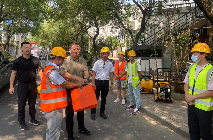 1632282228543839.jpg 南昌市政建設(shè)集團(tuán)中秋節(jié)走訪慰問項(xiàng)目一線職工6911.jpg