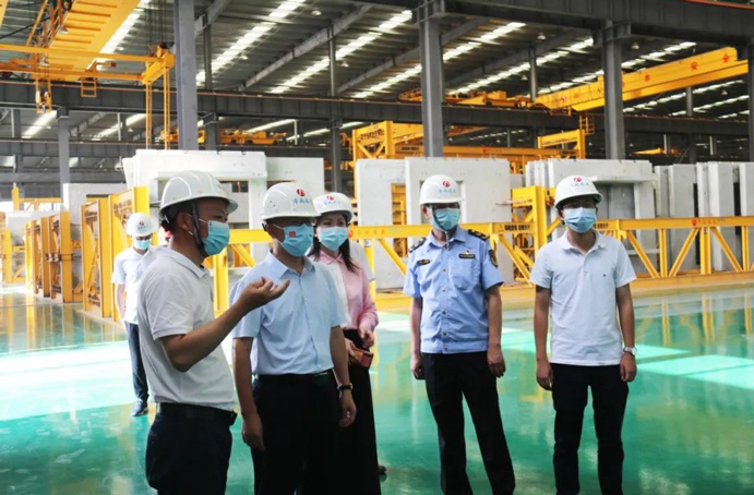 南昌縣委常委、組織部部長(zhǎng)鄔春華到市政遠(yuǎn)大公司進(jìn)行安全例行檢查