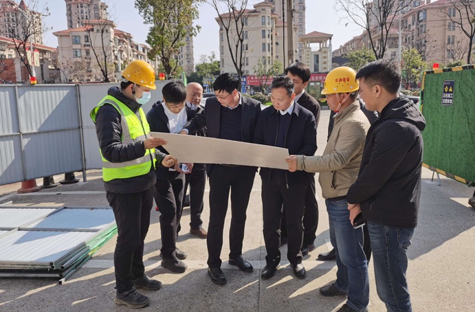 青山湖區(qū)委副書記、區(qū)長楊育星深入利民路項目調(diào)研