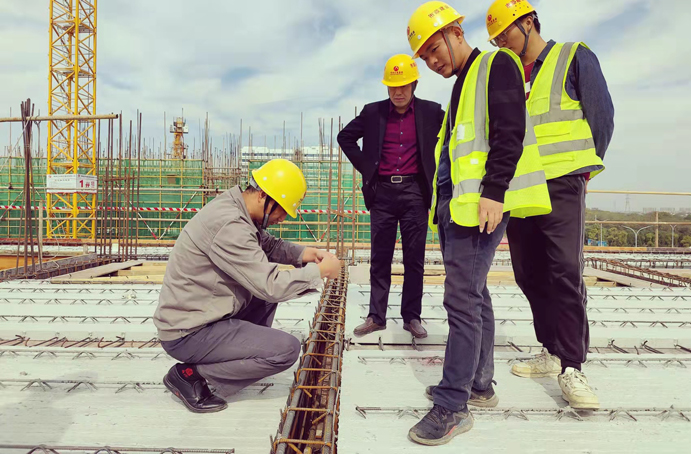 五一勞動(dòng)獎(jiǎng)?wù)芦@得者項(xiàng)目黨支部書(shū)記、副總工程師周天奇