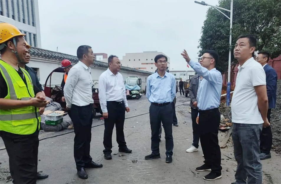 南昌市委辦公室正縣級督查專員賴?yán)^紅到新建區(qū)老舊小區(qū)改造項目調(diào)研