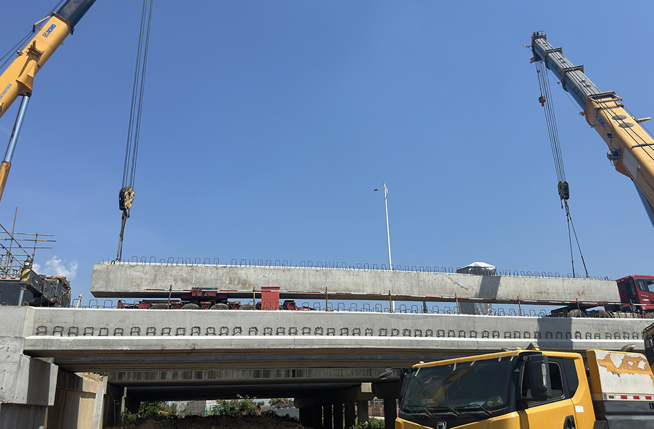 深南互通立交項(xiàng)目啟動(dòng)預(yù)制空心板梁吊裝 25米梁體完成首件架設(shè)