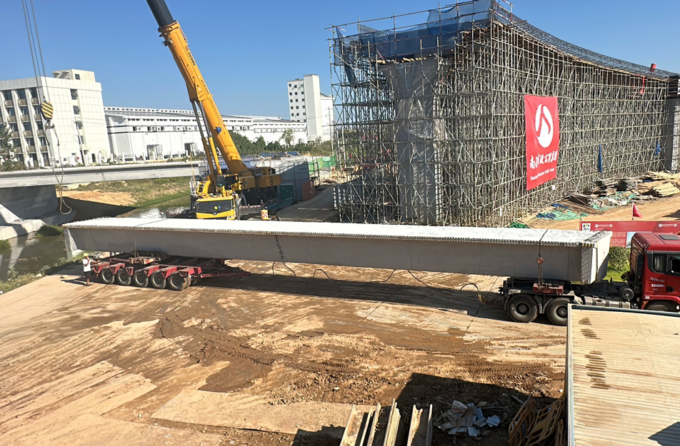 深南互通立交項(xiàng)目完成跨渠橋關(guān)鍵梁體吊裝 6片大型箱梁精準(zhǔn)安裝